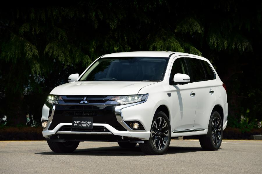  Mitsubishi Outlander PHEV 2017 года  (JP) (фото 1 из 22)
